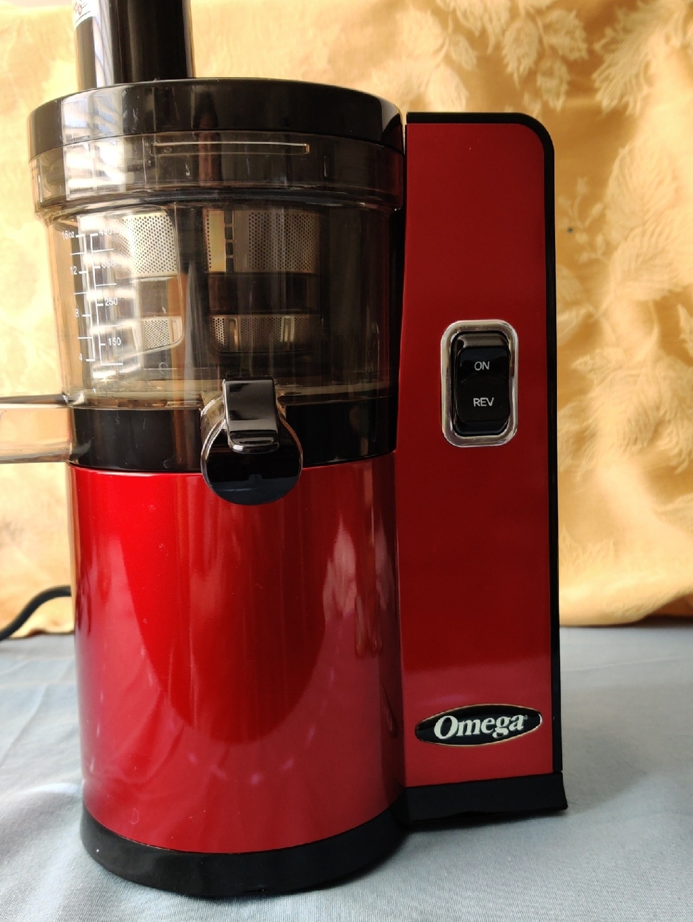 Omega Red and Black Vertical Juicer